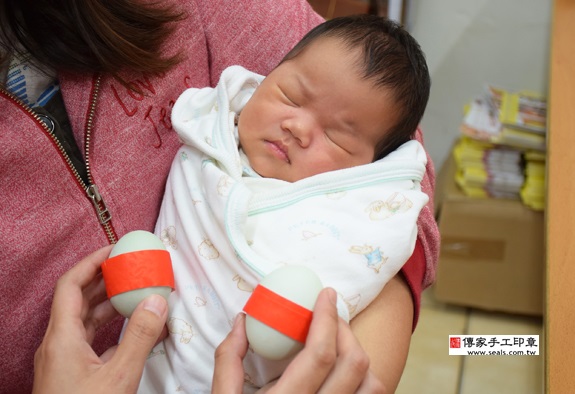 鍾寶寶(新北永和區嬰兒寶寶滿月剃頭理髮、免費嬰兒剃胎毛儀式吉祥話)。中國風會場，爸媽寶貝免費穿「日中韓」古裝禮服。專業拍照、DVD光碟、證書。★購買「臍帶章、肚臍章、胎毛筆刷印章」贈送：剃頭、收涎、抓周，三選一。 2015.09.20 照片5